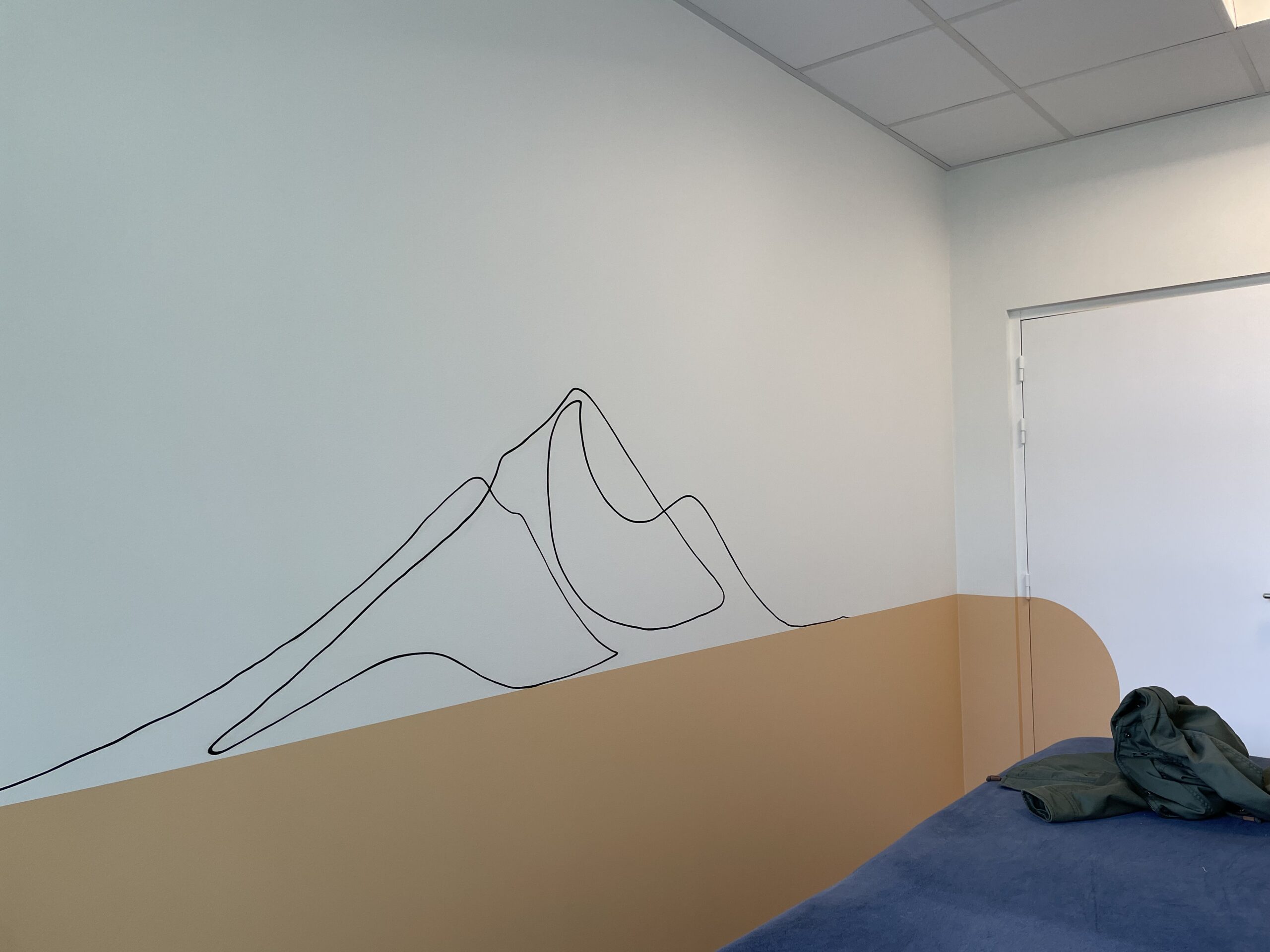 Line Art et sous bassement dans un cabinet de kinésithérapie